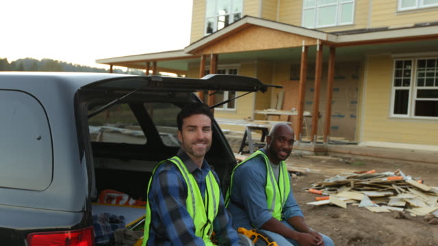 Portrait-of-two-construction-workers