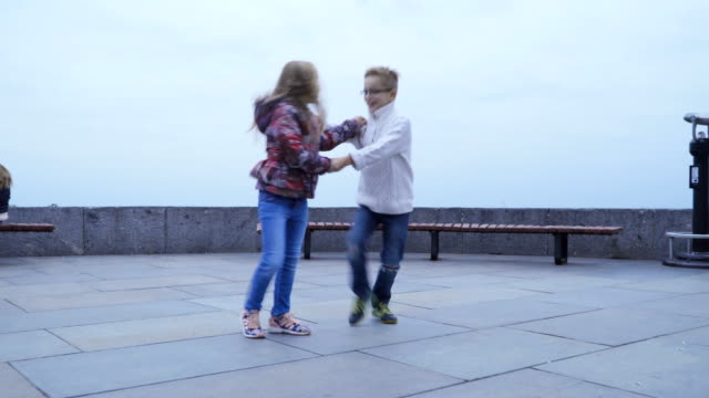 Niños-bailando-rápido-de-baile-al-aire-libre