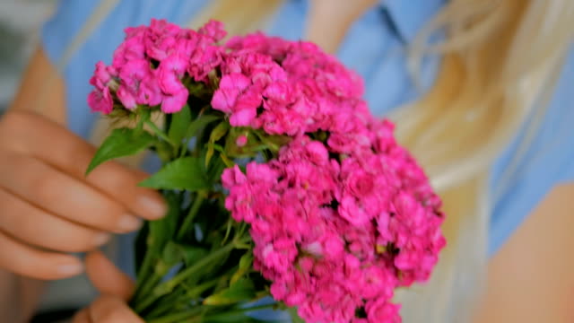 Floreria-profesional-preparando-clavel-Turco-rosa-bouquet-en-taller