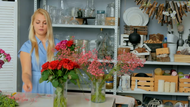 Floreria-profesional-haciendo-hermoso-ramo-en-tienda-flor