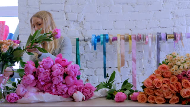 Professional-floral-artist-sorting-flowers-at-studio