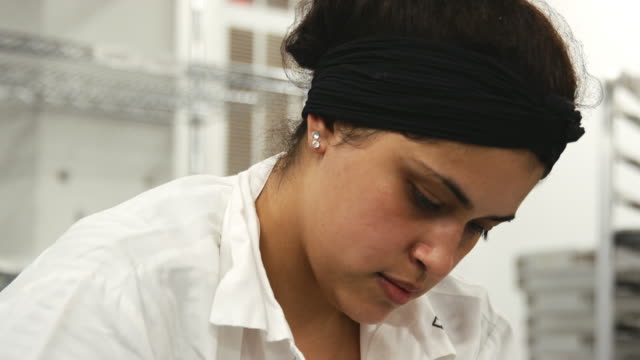 Hispanic-Frau-arbeitet-in-einer-Bäckerei,-Kopf-und-Schultern