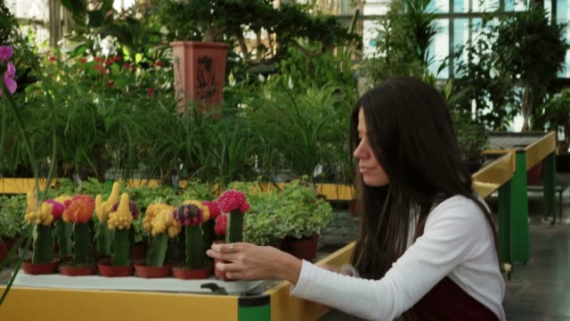 Erfolgreiche-kaukasischen-Frau-arbeitet-als-Verkaufsleiter-im-Blumenladen