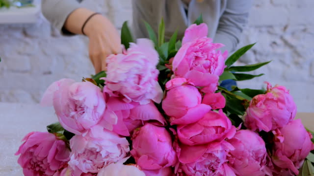 Florist-woman-making-bunch-at-flower-shop