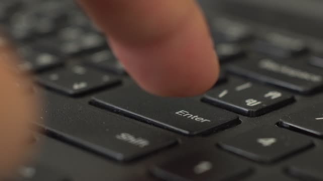 Pulsar-la-tecla-enter-teclado-del-ordenador-portátil
