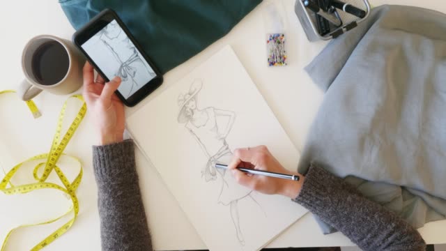 Draufsicht-der-Frau-skizzieren-Mode-designs