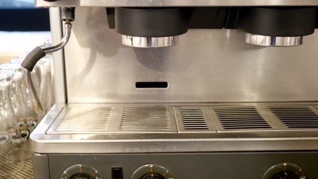 Elaboración-de-tazas-de-café-exprés-en-una-concurrida-cafetería