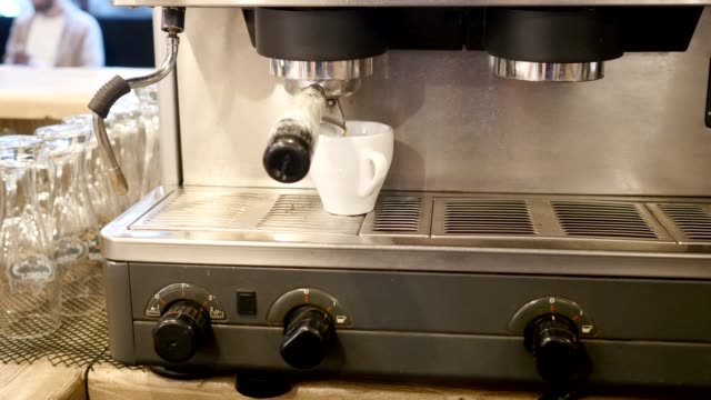 Preparing-cups-of-espresso-at-a-busy-coffee-shop