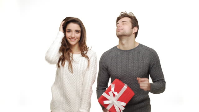 4-k-junges-Paar-in-Pullover-tanzen-gerne-feiern-Weihnachten-Spaß-Gefühl-Attraktion.