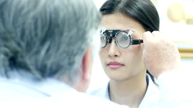 Asiatische-Frau-testen-Auge-Glas-in-Klinik.-Menschen-mit-Gesundheits--und-medizinischen-Konzept.
