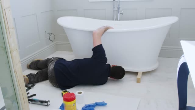 Klempner-Bad-Einbau-neue-freistehende-Badewanne