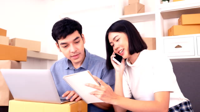 Junge-asiatische-Menschen-zu-Hause-arbeiten,-junge-Besitzer-Menschen-Strat-für-Online-Business,-KMU,-Lieferung-Projekt,-Menschen-mit-Online-Geschäft-oder-KMU-Konzept.-Frau-Hinweis-Auftrag-von-Kunden.