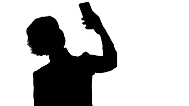 Silhouette-geschäftsfrau-unter-lustige-Selfie-mit-Telefon-bewegte-Maske
