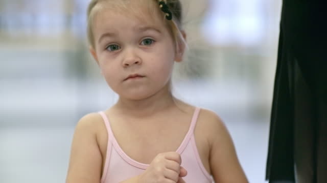 Mutter-Tochter-mit-Ballet-Bun-zu-helfen