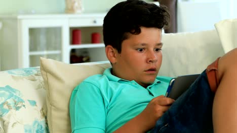 Kleiner-Junge-mit-digital-Tablette-zu-Hause