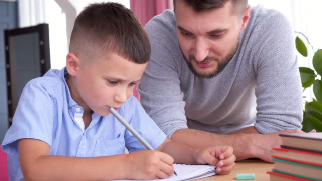 Vater-mit-seinem-Sohn-Hausaufgaben-helfen