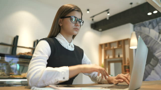 Die-gestresste-Frau-arbeitet-mit-einem-modernen-Laptop-auf-dem-desktop