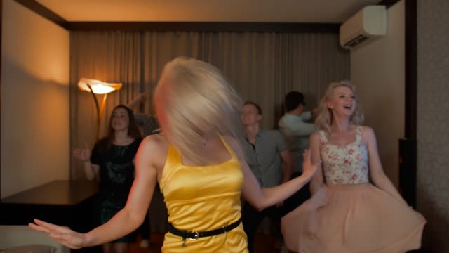 Blondie-Frau-Partei-Tänzer.-Sexy-ziemlich-fröhlich-blonden-Frauen-tanzen-auf-der-Tanzfläche