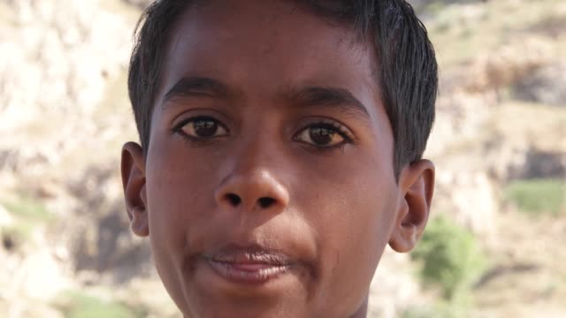 Porträt-eines-jungen-indischen-mit-ernsten-Blick