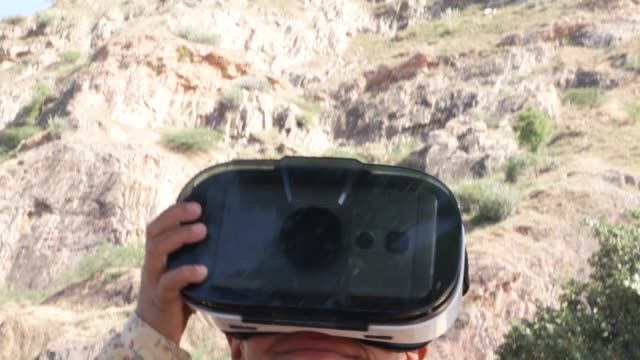 Kleines-indisches-Kind-mit-einem-VR-virtual-Reality-Kopfhörer