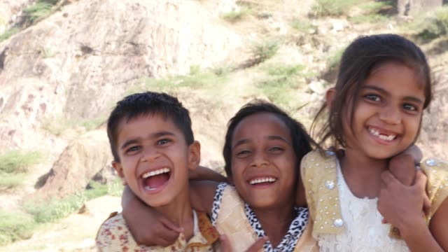 Retrato-de-indio-niños-a-hermanos-amigos-abrazándose-sonrientes-jugando-y-divirtiéndose