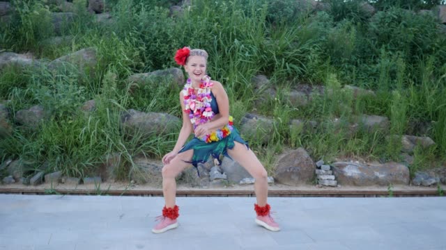 Chica-de-Hawai-con-trenzas-y-flores-teniendo-diversión-y-baile-tonto-con-guirnalda-de-flor-lei