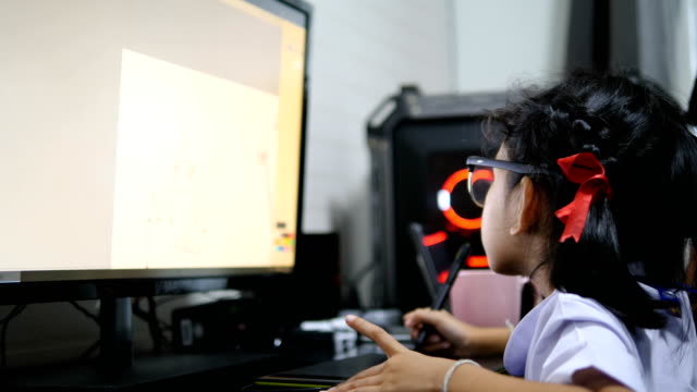 Niña-asiática-en-uniforme-de-estudiante-tailandés-usando-tableta-digitalizadora-de-dibujo-y-pintura-digital-con-computadora