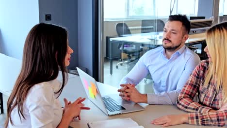 Entspannte-Vorstellungsgespräch-im-Büro