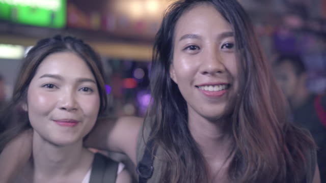 Reisender-Backpacker-asiatische-Frauen-Lesben-LGBT-Paare-tanzen-zusammen.-Weibliche-Alkohol-oder-Bier-mit-Freunden-trinken-und-feiern-auf-der-Khao-San-Road-in-Bangkok,-Thailand.