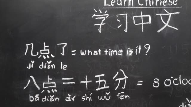 Learning-chinese-to-tell-time-in-class-room.