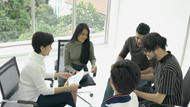Negocios-personas-sentarse-alrededor-y-reunión-equipo-juntos.-Empresario-y-empresaria-compartir-ideas-juntos,-Oriente-o-región-transcontinental-en-asia-occidental.