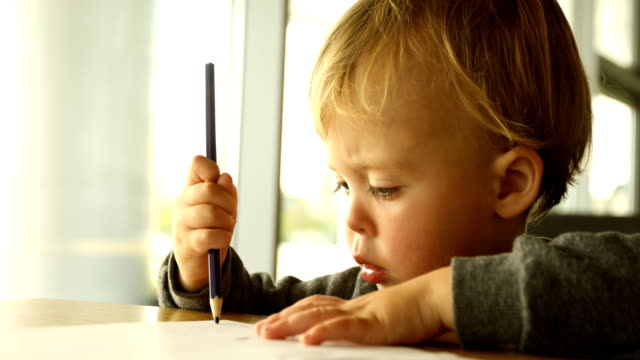 Niño-dibuja-con-un-lápiz