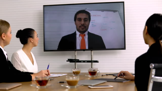 Video-conferencia-en-la-sala-de-reuniones.