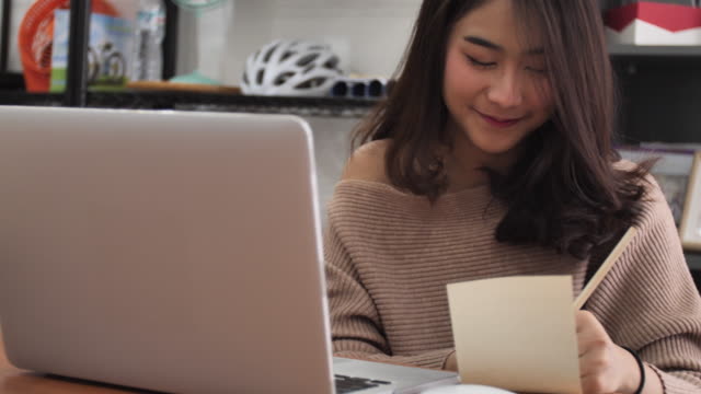 Slow-Motion-der-Asiatin,-die-Eingabe-auf-Laptop-Computer.-Niedliche-THAILAND-Woman-Modell-mit-Laptop-mit-lächelngesicht.