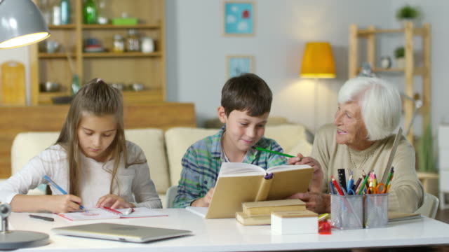 Oma-hilft-Kindern-bei-den-Hausaufgaben