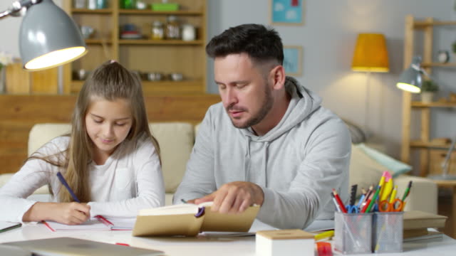 Papa-und-Tochter-zusammen-Hausaufgaben