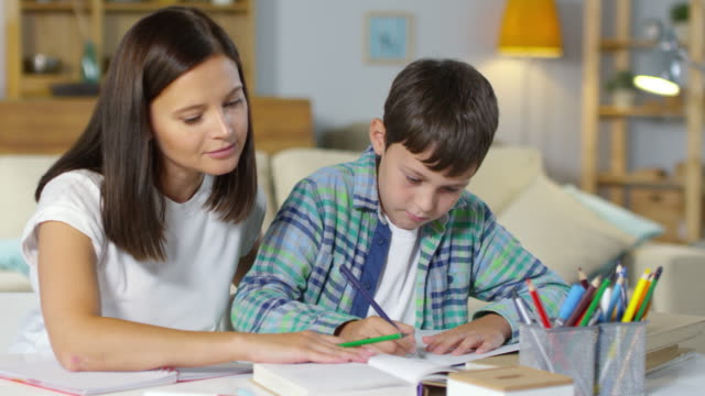 Mutter-hilft-Sohn-bei-den-Hausaufgaben