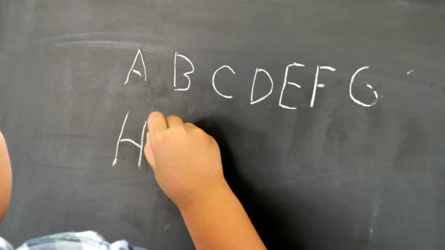Hand-von-jungen-asiatischen-Kindern-die-Tafel-zu-schreiben.-Bildungskonzept.