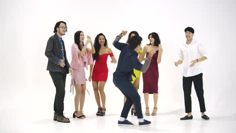 Gruppe-von-jungen-asiatischen-Leuten-Spaß-tanzen-wie-verrückt-auf-weißem-Hintergrund.-Menschen-mit-Party,-Feier,-Freude-und-Neujahr-Konzept.-Slow-Motion