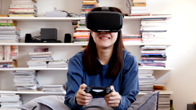 Frau-trägt-Vr-in-ihrem-Zimmer.-Mädchen-nutzt-eine-virtual-Reality-Brille-zu-Hause.-Menschen-mit-Technologie-Konzept.