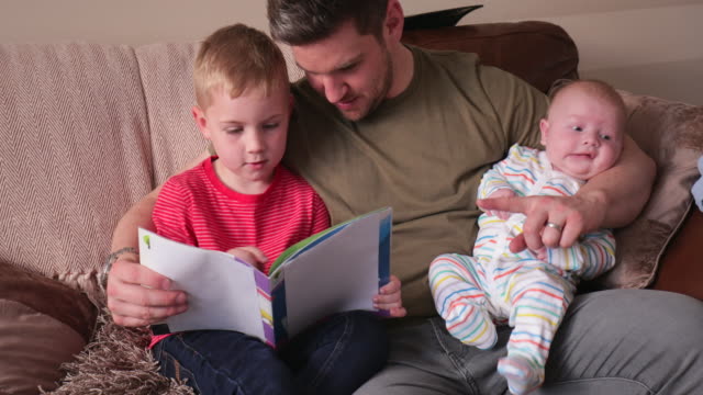 Papa-mit-seinen-kleinen-Jungen-lesen