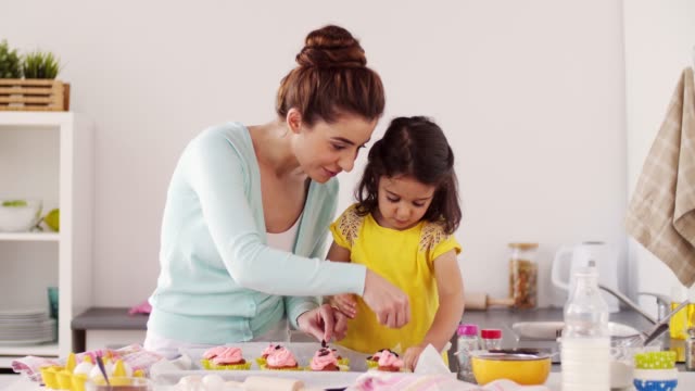 Mutter-und-Tochter,-die-Cupcakes-zu-Hause-kochen