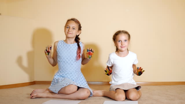 Mädchen-mit-farbigen-Hände-Inhalt