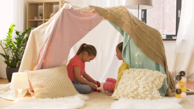 glückliche-Mädchen-in-Kinder-Zelt-spielen-Tea-Party-zu-Hause