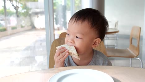 Asiatische-Kleinkind-jungen-Kind-essen-gesunde-sandwich