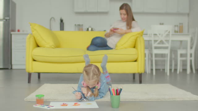 Kreative-Mädchen-malen-mit-Pinsel-und-Wasserfarben