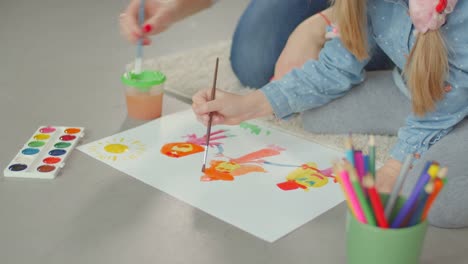 Mom-developing-creativity-of-child-through-painting