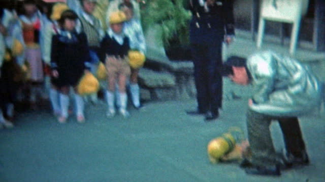 1972:-Uniforme-escolar-japonés-boys-aprender-sobre-la-seguridad.
