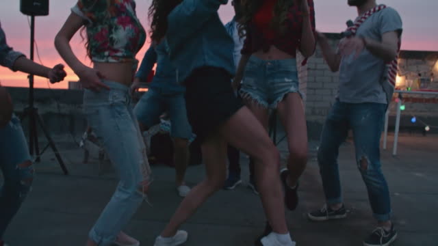 Sexy-chicas-bailando-en-la-fiesta-en-la-azotea