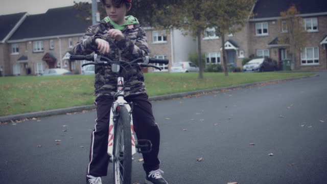 4k-Sport-Outdoor-Kind-mit-Fahrrad-zu-stoppen-und-man-seine-Smartwatch